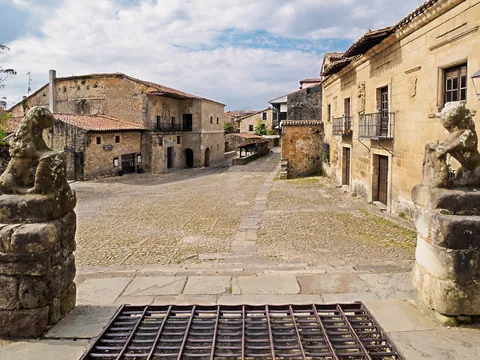 excursión Pueblos Costa Cantabra desde Santander visita guiada Santillana Mar Transporte Cantabria