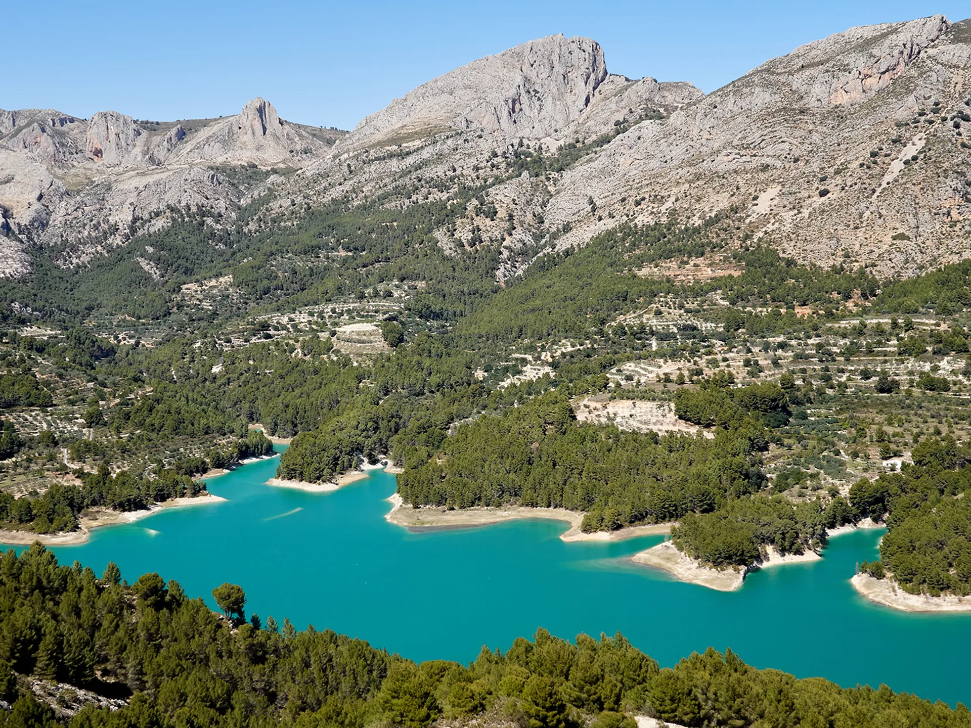 Vistas panorámicas del embalse de Guadalest