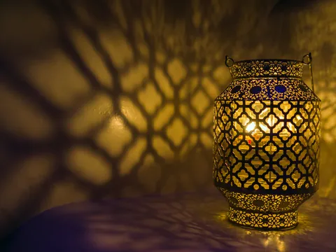 Vela decorativa iluminando un hammam tradicional de Marrakech