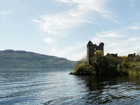 Ruinas del castillo de Urquhart a orillas del Lago Ness