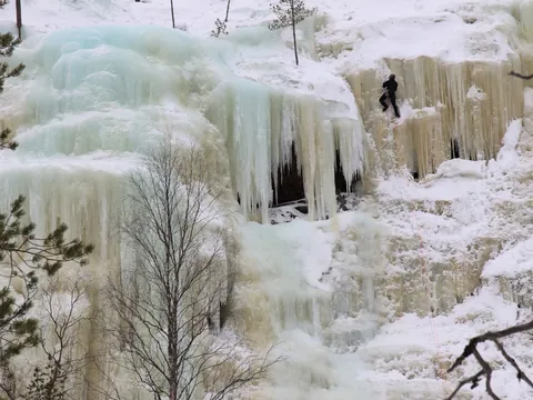 Senderismo por las cascadas heladas del Parque Nacional Korouoma