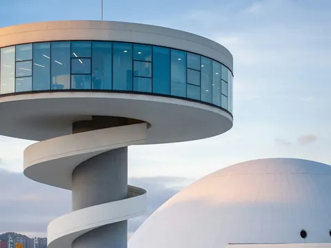 Cúpula y torre del Centro Niemeyer en Avilés