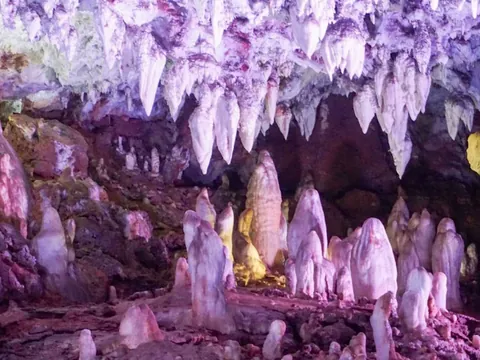 Formaciones de estalactitas y estalagmitas en la Cueva El Soplao, Cantabria.