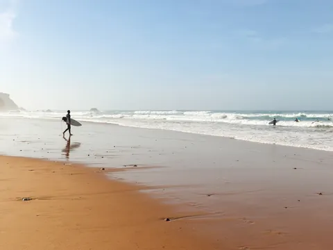 Surfistas en Ericeira, Portugal