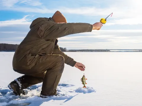 Persona pescando en hielo en el lago congelado de Rovaniemi, en el Círculo Polar Ártico.
