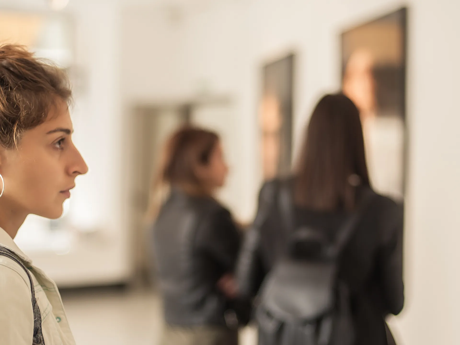 Visitante mirando obras de arte el Museo de Arte Moderno - MoMa - Museos de Nueva York - Guía de Viajes Nueva York - Buendía Tours