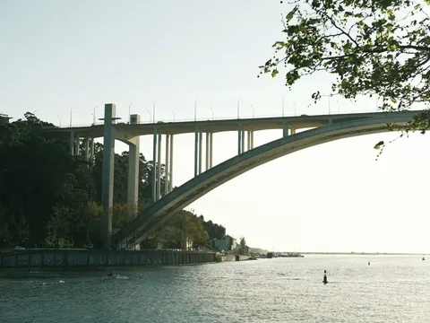 Puente de Arrábida sobre el río Duero en Oporto al atardecer.