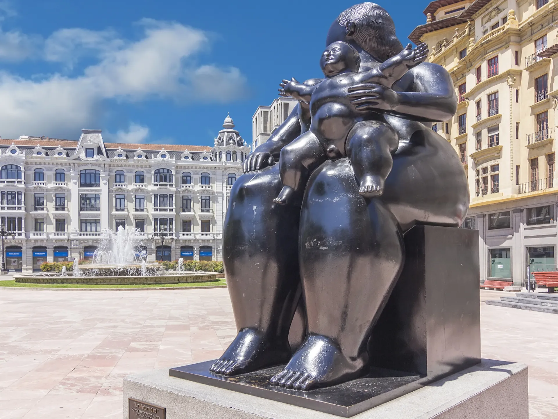 Estatua La Maternidad en la Plaza de la Escandalera de Oviedo - Plaza de la Escandalera - Qué ver en Oviedo - Guía de Viajes Oviedo - Buendía Tours
