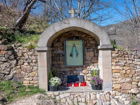 Ermita de piedra con una imagen de la Virgen en San Sebastián de Garabandal, Cantabria, utilizada como punto de oración en el camino.