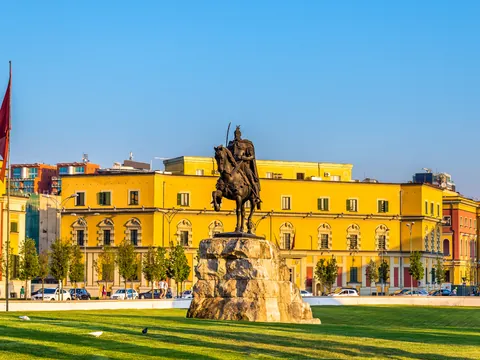 visita guiada Triana Plaza Skanderberg Albania