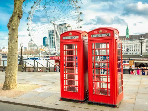 Cabinas telefónicas rojas frente al London Eye, uno de los rincones más reconocibles del centro de Londres.