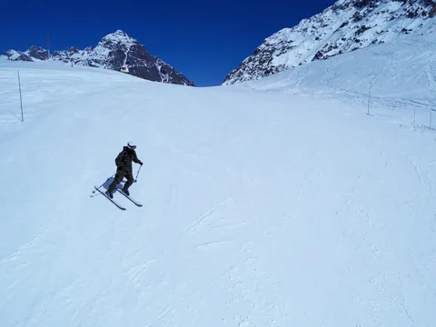 Puede que veas esquiadores en el centro de esquí, incluso cuando la laguna está helada puedes verlos esquiar sobre ella.