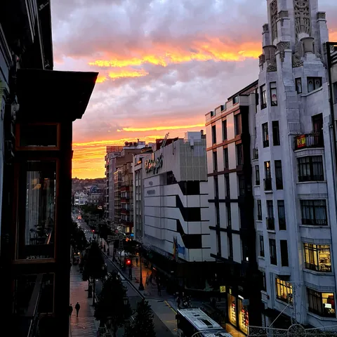Amanecer en la Calle Uría de Oviedo - Guía de viajes Oviedo - Buendía Tours