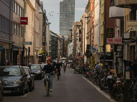Ciclistas y peatones en una calle comercial del centro de Colonia, Alemania.