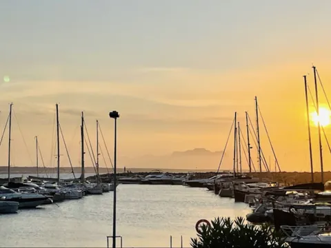 Atardecer desde el puerto de Can Picafort, donde comienza esta actividad.