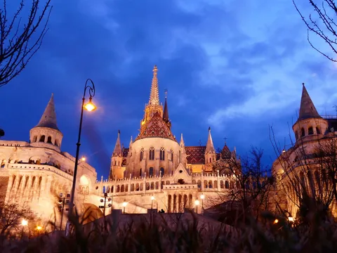 Vista nocturna de Castillo de Budapest