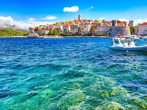 Las aguas cristalinas que rodean Korcula  revelan la belleza intacta del Adriático.