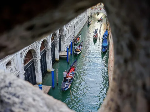 Góndolas navegando por un canal cercano al Puente de los Suspiros en Venecia