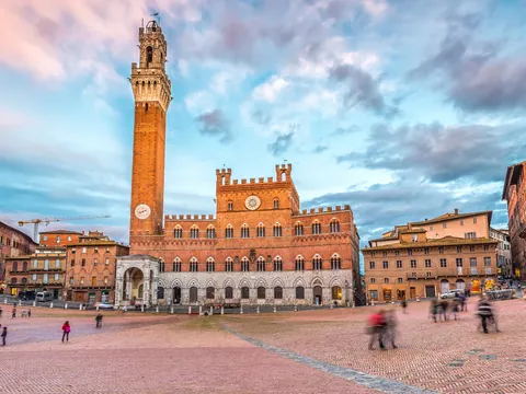 Piazza del Campo en el corazón del centro histórico Siena, con el Palazzo Pubblico y la Torre Mangia.