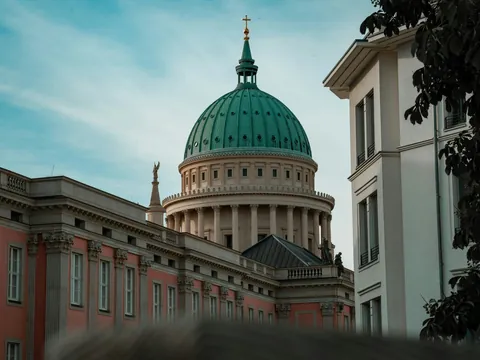 Cúpula verde de la Iglesia de San Nicolás (Nikolaikirche) en Potsdam, Alemania, destacando su estilo neoclásico.