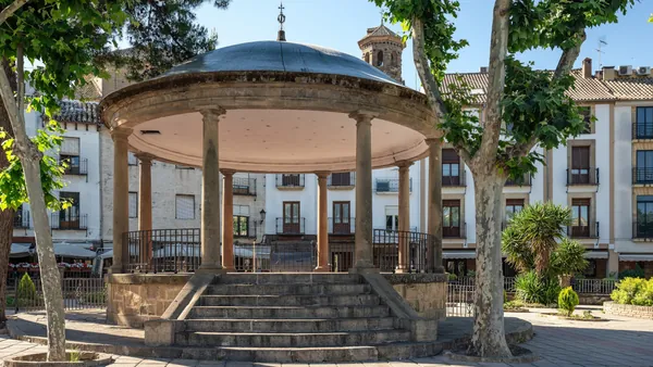 Plaza de la Constitución de Baeza, punto de encuentro de locales y turistas.