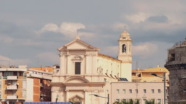 Qué hacer en Civitavecchia y cómo aprovechar tu escala para visitar Roma