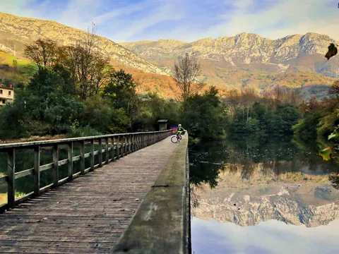 Ciclista en el embalse de Valdemurio, Senda del Oso en Asturias