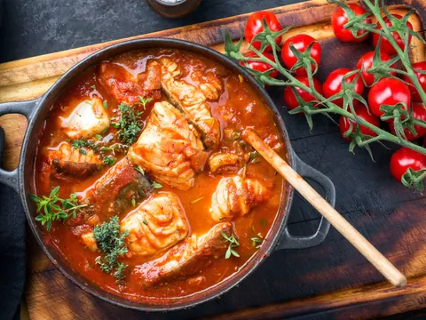 Bacalao con salsa de tomate  - Comida típica de Sevilla - Comer en Sevilla - Guía de viaje Sevilla - Buendía Tours