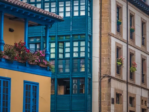 Coloridos balcones y galerías acristaladas con flores en el barrio del Fontán de Oviedo, uno de los más pintorescos de la ciudad.