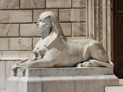 Escultura de esfinge en la fachada de la Ópera de Budapest, en Hungría.