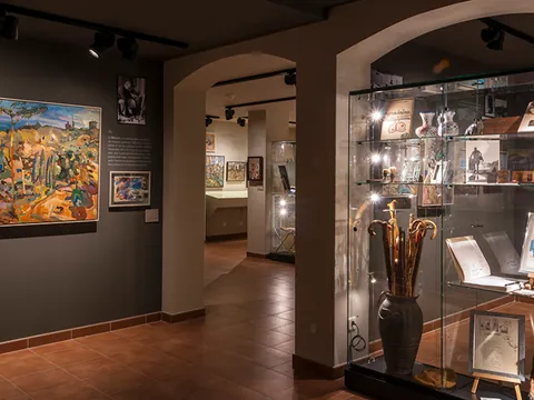 Exposición de arte y vitrinas en la Casa-Museo Cal Gerrer, Sant Cugat.
