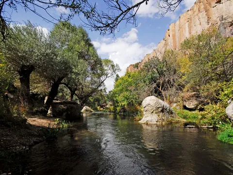 Río y zona de descanso en el Valle de Ihlara, Capadocia, Turquía