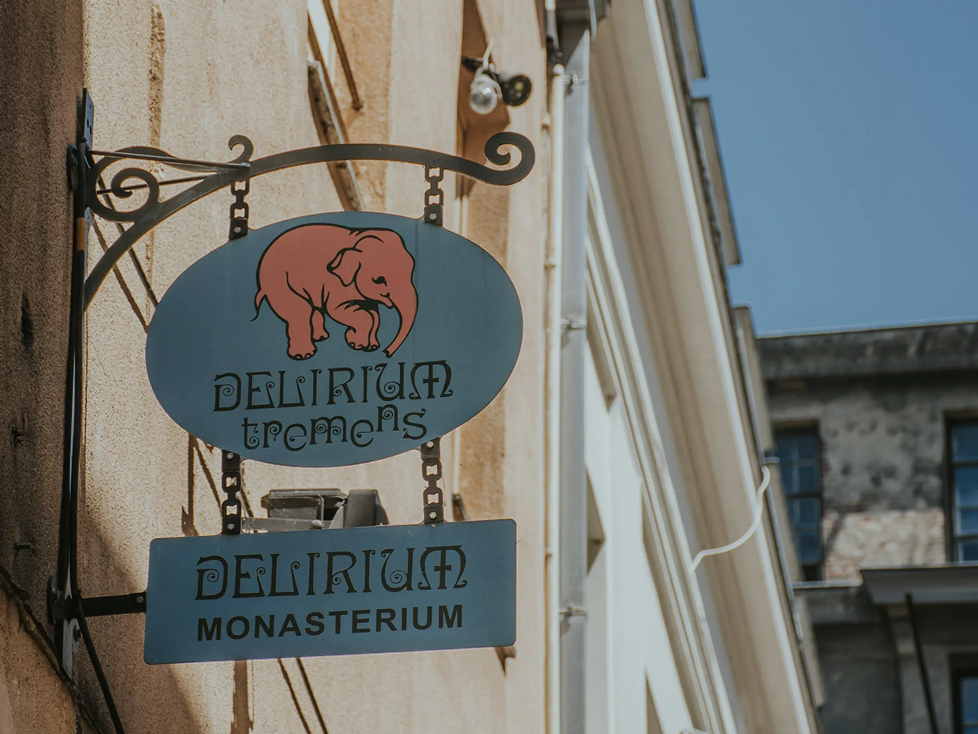 Letrero de la cervecería Delirium Tremens en Bruselas