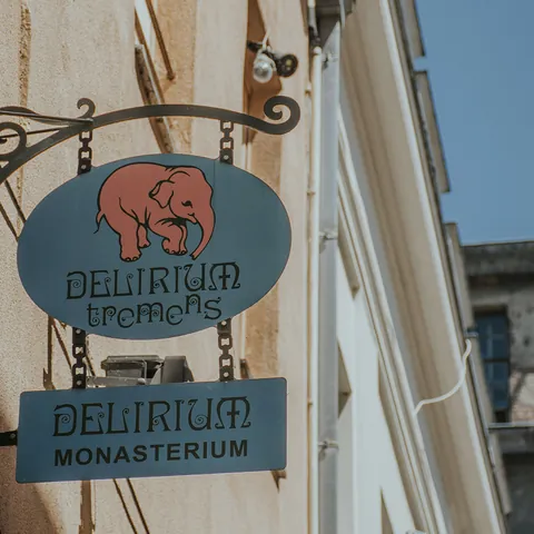 Letrero de la cervecería Delirium Tremens en Bruselas
