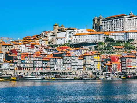 Casas de la Ribeira y Catedral de Oporto vistas desde el río Duero, Oporto, Portugal