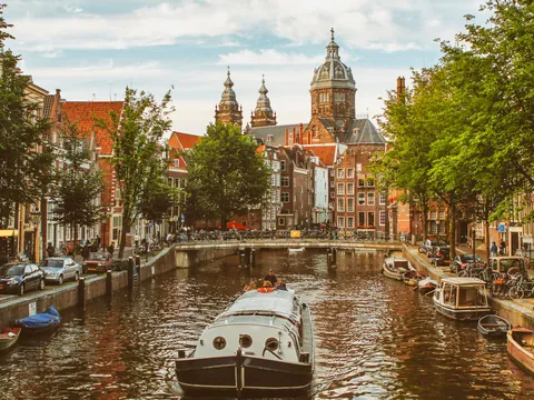Descubre Amsterdam a Pie en Bici en barco Almuerzo visita guiada barco Canales alquiler Bici Países Bajos Holanda