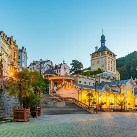 vista-del-atardecer-de-la-torre-del-palacio-y-la-columnata-del-mercado-en-karlovy-vary