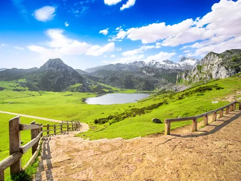 Vista del sendero por los Lagos de Covadonga en Asturias