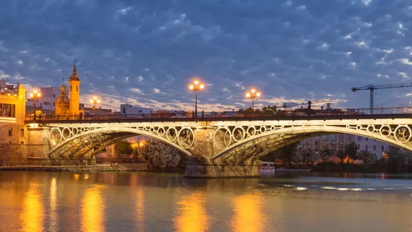 Puente de Triana - Ruta teatralizada en Triana - Actividades y Excursiones en Sevilla - Buendía