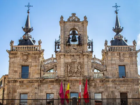 Fachada barroca del Ayuntamiento de Astorga, León, con el reloj de los 'maragatos' y sus dos campanarios.