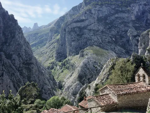 Vista de Bulnes con los Picos de Europa al fondo