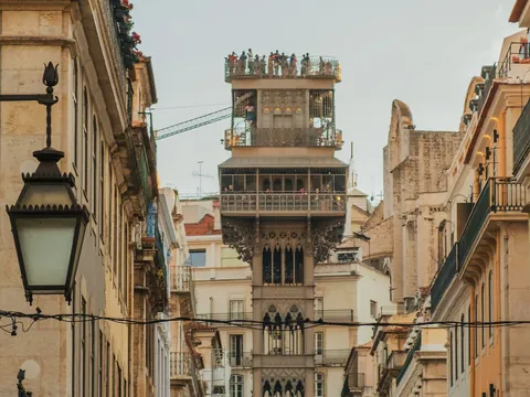 Elevador de Santa Justa visto desde una calle del centro de Lisboa