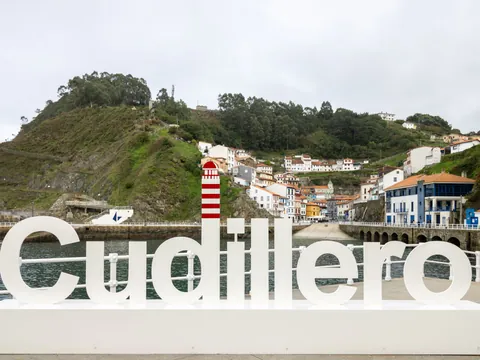 Letras de Cudillero en el puerto con vistas al pueblo, Asturias
