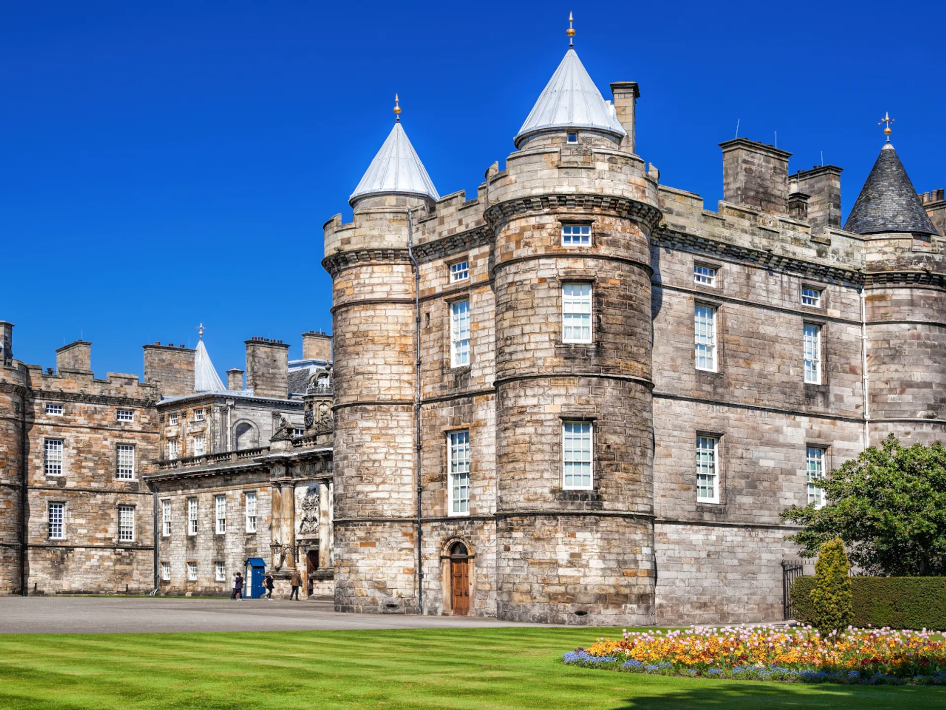 Palacio Holyroodhouse al final de la Royal Mile - Royal Mile - Barrios de Edimburgo - Qué ver en Edimburgo - Guía de Viajes Edimburgo - Buendía Tours