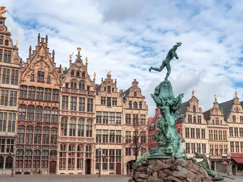 Estatua de Brabo en la Grote Markt de Amberes
