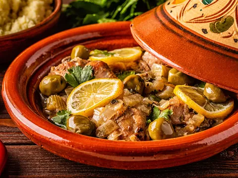 Tajín de pollo tradicional marroquí servido en Marruecos