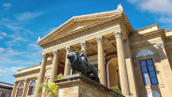 Teatro Massimo con fachada neoclásica y columnas dóricas, Palermo, Sicilia, Italia