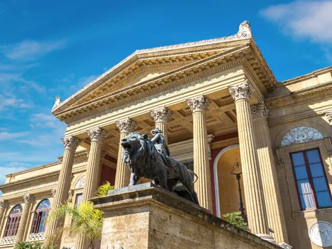 Teatro Massimo con fachada neoclásica y columnas dóricas, Palermo, Sicilia, Italia