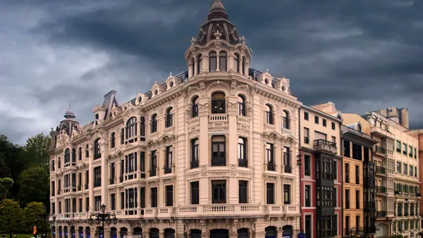 Fachada del edificio de La Jirafa en Oviedo, ejemplo destacado de la arquitectura modernista asturiana bajo un cielo nublado.