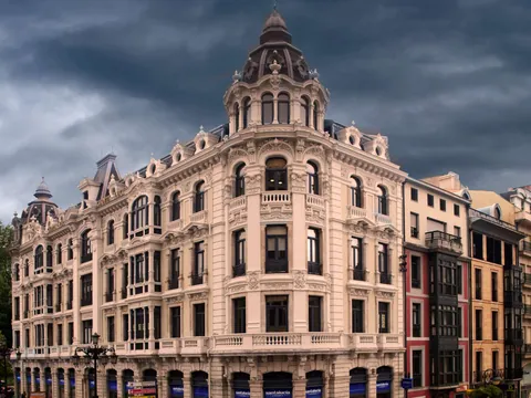 Fachada del edificio de La Jirafa en Oviedo, ejemplo destacado de la arquitectura modernista asturiana bajo un cielo nublado.